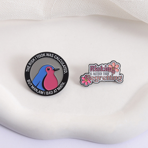 Épinglette en émail « Risquer est mieux que de regretter » - Citation humoristique et drôle - Le risque que j'ai pris était calculé - Broche - Badge de revers - Bijou - Cadeau - Product Image 2