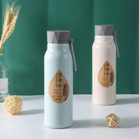 Bouteille d'eau portable biodégradable oem avec corde en plastique bouteille d'eau écologique en fibre de bambou pour boire de la paille de blé