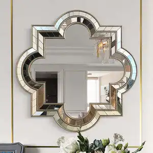 Dinding Kamar Tidur Modern Dihiasi dengan Cermin Oval Unik dan Indah Tidak Beraturan