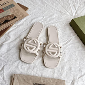 Sandalias de lujo para mujer 2025 con logo entrelazado, de goma rosa brillante, planas, de punta abierta, informales, para playa y piscina, de diseñador - Product Image 3
