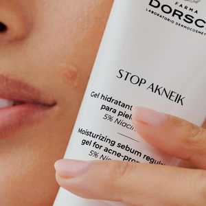 STOP AKNEIK Traitement de l'acné avec de la niacinamide et de l'acide salicylique pour les peaux sujettes à l'acné, tube sans air de 50 ml - Product Image 4