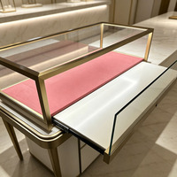 Vitrine de luxe incurvée en or pour bijoux, présentoir en verre trempé avec éclairage LED, comptoir personnalisé pour boutique de montres et cosmétiques