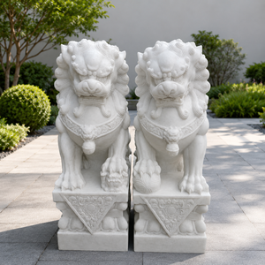 Coppia di Statue di Leoni in Marmo, Grandi Sculture Guardiane in Pietra per Ingresso Villa o Cancello - Product Image 1