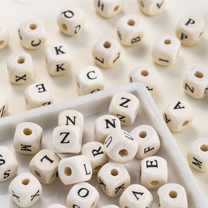 Perles carrées en bois d'érable imprimées avec lettres, 10x10mm, accessoires de bijoux DIY pour bracelets, colliers, artisanat pour enfants - Product Image 1
