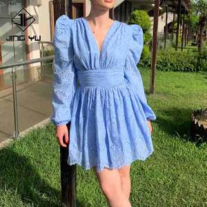 Robe mini en coton respirant, bleu, à col en V profond, manches bouffantes, taille ajustée, dos nu, broderie en dentelle, personnalisable, très vendue - Product Image 2