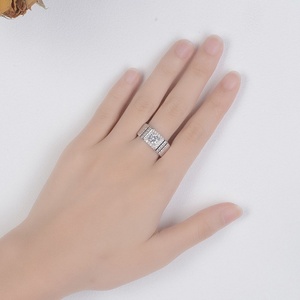 Bague de fiançailles en argent sterling 925 pour homme en gros avec un gros diamant et de petits diamants - Product Image 4