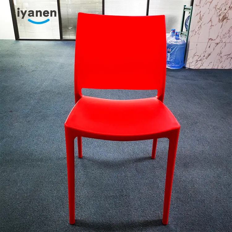 Iyanen फैक्टरी मूल्य आधुनिक आउटडोर सस्ते कीमत रंगीन थोक Stackable पीपी घर भोजन रेस्तरां कैफे लाल प्लास्टिक की कुर्सियों