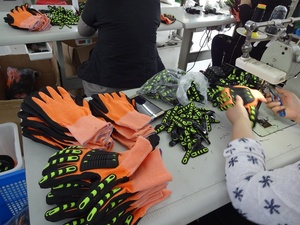 Guanti da lavoro Anti-vibrazione a prova di impatto TPR guanti da lavoro fluorescenza giallo <span class=keywords><strong>Nylon</strong></span> Nitrile sabbioso guanti di sicurezza per palme - Product Image 3