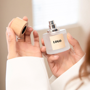 Botella de perfume personalizada transparente esmerilada redonda de gama alta 30ml 50ml 100mL Botella de perfume de lujo vacía con tapa de madera - Product Image 5