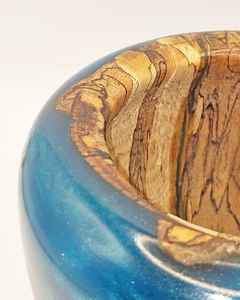 Diseñadas para una fácil colocación y una presentación elegante, estas macetas de resina y madera para plantas ofrecen una ligereza y durabilidad. - Product Image 6