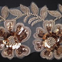 Bordir Bunga Emas Mawar dengan Hiasan Renda, Payet, Mutiara, 100% Poliester, Lebar 13cm, Kualitas Terjamin