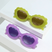 Nouveautés 2025 Lunettes de soleil rectangulaires en plastique tendance UV 400 Enfants Styles mignons en forme de cœur Logo personnalisé Lunettes de soleil pour filles et garçons