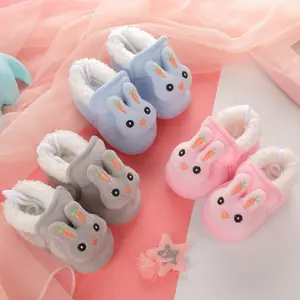 Bottes de neige bon marché pour bébé de 0 à 1 an, chaussures d'hiver en fourrure pour bébé avec des animaux de dessin animé et des lapins
