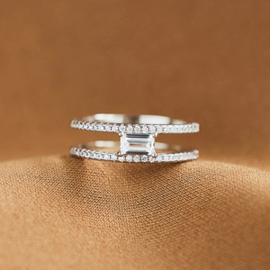 Anello da Donna in Oro Bianco con Diamante Taglio Smeraldo, Anello di Fidanzamento con Diamante Naturale Colore D e Pietre Laterali - Product Image 1