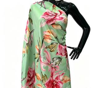 Tissu satiné à imprimé numérique, doux et soyeux, de poids moyen, avec un motif floral artistique, parfait <span class=keywords><strong>pour</strong></span> les robes et les occasions spéciales. - Product Image 2