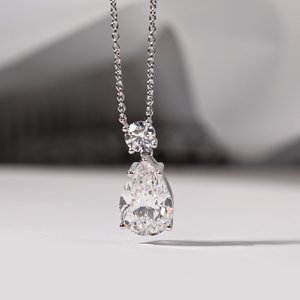 Collana con Diamante da Laboratorio a Goccia da 1 Carato con Incassatura a Castone in Oro Massiccio 10K - Gioielleria Fine - Product Image 5