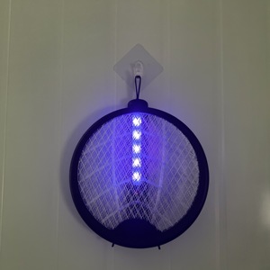 Raquette anti-moustiques 2 en 1, raquette électrique pliable avec base de charge et lumière violette, anti-insectes rechargeable pour l'intérieur - Product Image 2