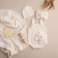 Ensemble de luxe personnalisé neutre pour l'annonce de la naissance : Body, barboteuse festonnée, cardigan tricoté, bonnet et couverture pour bébé