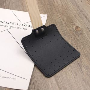 Vente en gros de tapettes à mouches en cuir PU avec manche en bois, personnalisables, perforées, outil durable de lutte antiparasitaire - Product Image 3