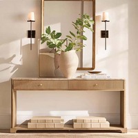 Table console scandinave haut de gamme en acier inoxydable avec plateau en bois, tiroirs à nervures, poignées en laiton et étagère latérale à piliers épais