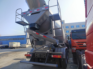 รถผสมคอนกรีต Fengniao Heavy Duty 6x4 ขนาด 12 ลูกบาศก์เมตร 371 แรงม้า ผลิตที่ซานตง รุ่น 6001-14000 กก. น้ำหนักรวม 200-300 ลิตร ถังน้ำมันเชื้อเพลิง - Product Image 5