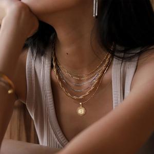 Venta al por mayor redondo letra mayúscula alfabeto collar de la clavícula gargantilla chapado en oro monograma collares de moda
