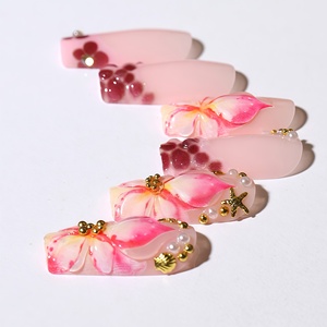 <span class=keywords><strong>Uñas</strong></span> postizas 3D florales hechas a mano al por mayor, <span class=keywords><strong>largas</strong></span>, estilo ataúd, con punta francesa rosa y arte de perlas, oro, conchas marinas y estrellas de mar para mujer - Product Image 4
