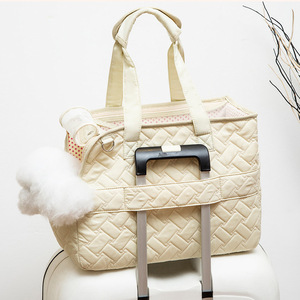 À la mode Portable grande capacité respirant <span class=keywords><strong>chat</strong></span> chien <span class=keywords><strong>sac</strong></span> de transport <span class=keywords><strong>sac</strong></span> à bandoulière <span class=keywords><strong>pour</strong></span> animaux de compagnie <span class=keywords><strong>sac</strong></span> à bandoulière doux et confortable à <span class=keywords><strong>transporter</strong></span> - Product Image 6