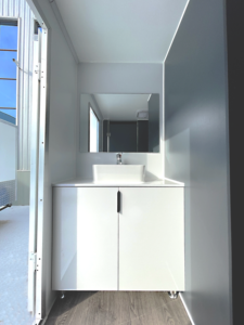 Unité de toilettes mobiles de 6 m avec toilettes à chasse d'eau et lavabo pour événements et chantiers - Product Image 4