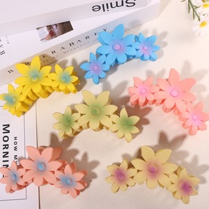 Pinza de Pelo Esmerilada para Mujer, con Tres Flores en Forma de Huevo, Color Sólido, Material Plástico, Perla y PC, para Niñas - Product Image 1