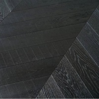 Weiß gebürsteter, schwarzer, mehrschichtiger Engineered Wood Bodenbelag mit Fischgrätmuster, massives Eichenparkett, Chevron-Verbundholzböden