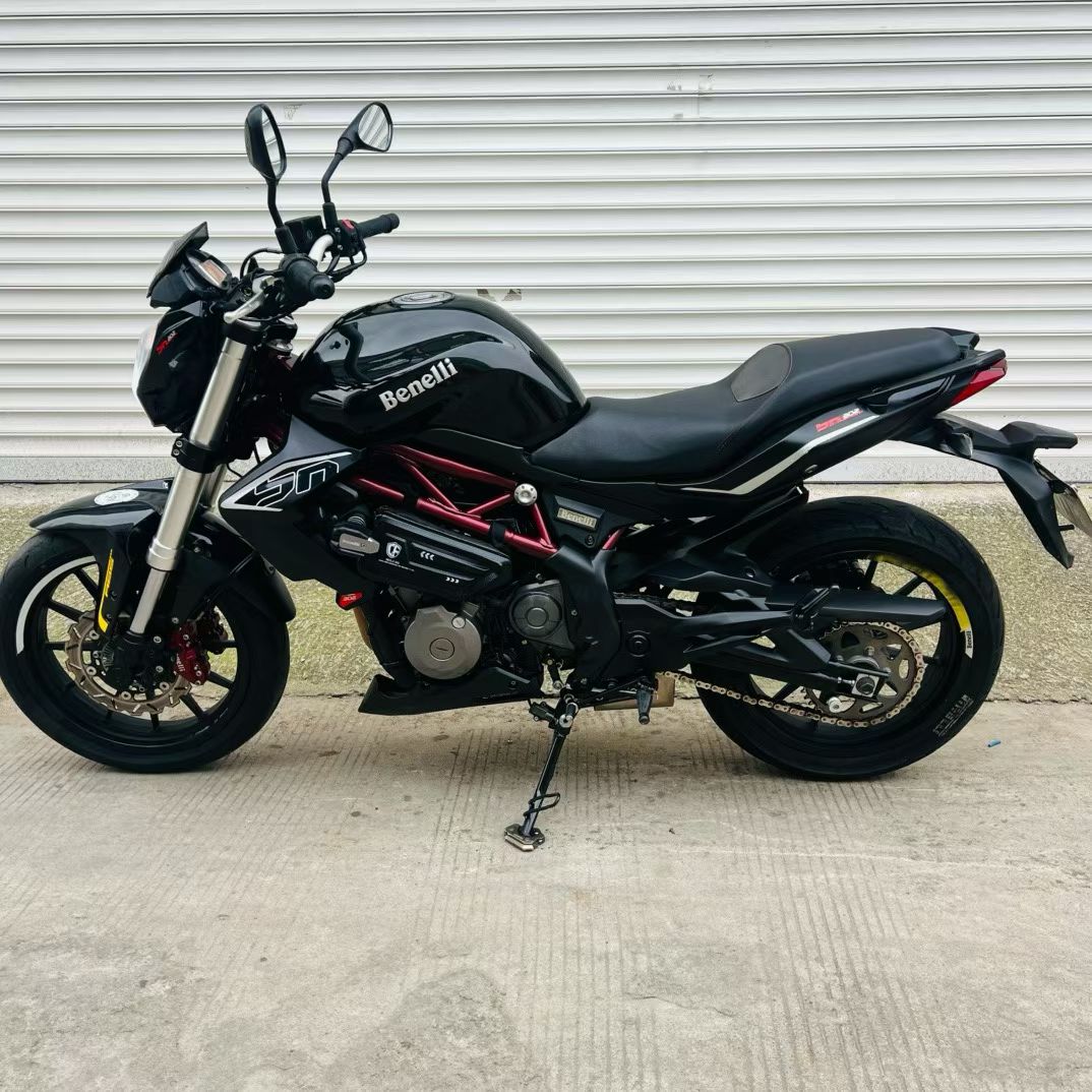 Используемые мотоциклы: Benelli Huanglong 300 Sportbike, 300cc Streetbike, гоночный мотоцикл, уличный мотоцикл.