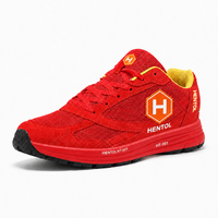Chaussures de course personnalisées OEM rétro à plateforme, en maille nid d'abeille rouge tonal, avec accent de col jaune, respirantes, à lacets et amorties