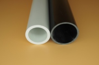 Poteau de délinéateur rond flexible en PVC de qualité supérieure avec diviseur de marques de couleurs assorties pour espaces extérieurs