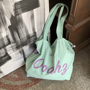 Bolsa de Mano con Cordón y Logotipo Serigrafiado al por Mayor, Gran Capacidad, Nailon con Arrugas, 20 Pulgadas - Product Image 4