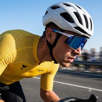 Nouvel Arrivage – Lunettes de Soleil Sportives d'Extérieur en Gros, Monture Noire Iridescente, Protection UV400, Flexibles, Anti-Vent, en PC, Idéales pour la Pêche, le Cyclisme et la Course à Pied