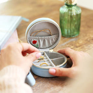 Mini boîte de rangement pour bijoux pour filles, brodée, ronde, portable, boîte à bijoux créative, boîte à main, intérieur en velours pour boucles d'oreilles, bagues - Product Image 5