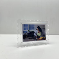 Cadre photo en acrylique transparent à bords ondulés haute définition pour la décoration de bureau/table, cadeaux pour la maison et le bureau, fabriqué en Chine