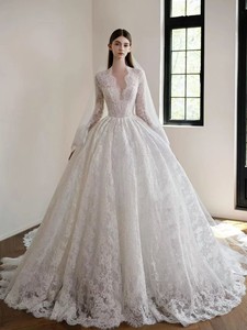 S1948Y Nuevo Vestido de Novia Elegante Estilo Corte Real con Encaje Francés, Manga Larga, Cuello en V y Cola de Princesa, Perfecto para Novias Delgadas - Product Image 1