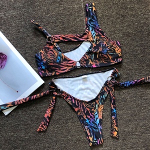 Bikini de una Pieza con Diseño Personalizado OEM, Color Sólido Texturizado, Estampado Floral, Reversible, con Tirantes en V, Micro Antibacteriano, de Secado Rápido - Product Image 2