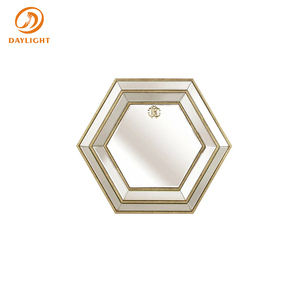 Miroir mural hexagonal moderne de luxe avec cadre superposé et emblème métallique en relief, miroir décoratif de style Art Déco pour villa - Product Image 3