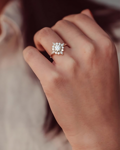 Anillo de Compromiso con Diamante Cultivado en Laboratorio de Corte Brillante de 1.50 Ct, Piedras Laterales Marquise, Chapado en Rodio, Oro Sólido, Halo Oculto en Forma de Estrella - Product Image 2
