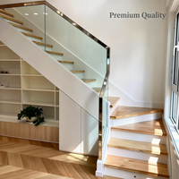 Escalier droit moderne pour l'intérieur, idéal pour optimiser l'espace sous les escaliers dans les appartements loft et les maisons duplex.