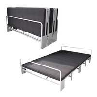 Lit pliant dissimulé dans un placard, structure en acier, design blanc, pliage facile, gain de place, lit confortable pour usage au bureau