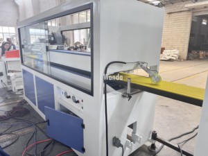 Ligne d'extrusion <span class=keywords><strong>de</strong></span> profilés marins en PE / Ligne <span class=keywords><strong>de</strong></span> production <span class=keywords><strong>de</strong></span> profilés marins en PE à haut rendement / Machine plastique - Product Image 1