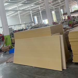 Panel de puerta de material base WPC en stock, panel de pared decorativo de rejilla pequeña sólida, panel de pared de madera y plástico para fondo de TV - Product Image 1