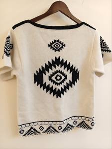 "Pull tricoté à manches courtes artisanal avec motif géométrique aztèque audacieux, design élégant de contraste noir et blanc." - Product Image 2