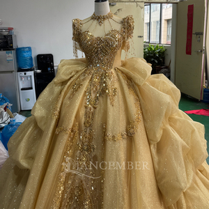 Robe de bal de Quinceañera de luxe Mc029 en tulle doré, longueur ras du sol, richement perlée et scintillante, avec traîne chapelle, volants latéraux drapés et dos en dentelle - Product Image 6