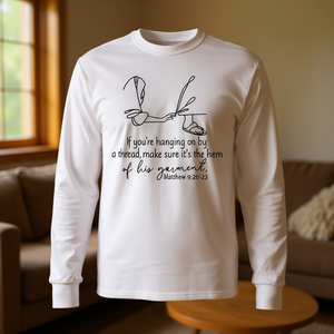 Camiseta de manga larga: Si te sostienes de un hilo, asegúrate de que sea el borde - Mateo 9:20-22 - Product Image 3