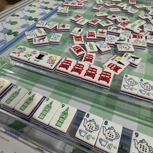 Nouvel ensemble de tuiles de mahjong <span class=keywords><strong>en</strong></span> acrylique de luxe moderne, design style londonien à 5 étages, idéal pour les jeux de société, ensemble de mahjong London Calling - Product Image 2